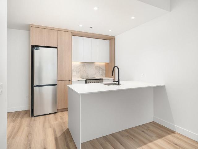 Monarc Infiniti Studio Apartment for Rent at 2800 Boul Thimens, Saint Laurent, QC H4R 0T4