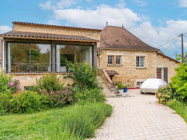 MONBAZILLAC: ANCIEN CHAI DEVENU MAISON SPACIEUSE ET CONFORTABLE