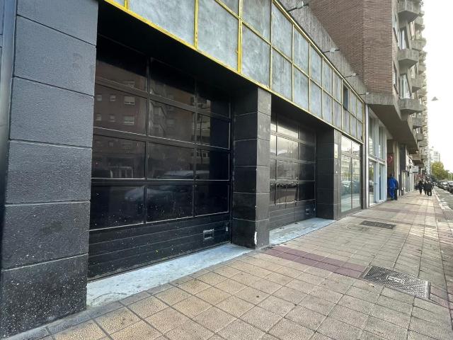 Moncasa vende amplio local con gran fachada acristalada en Valladolid