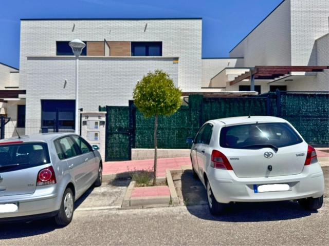 MONCASA vende impresionante Adosado en Cabezón de Pisuerga por solo €270,000