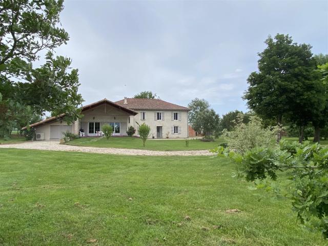Mondavezan, belle ferme rénovée T5, vue Pyrénées sur 7632m² 206m² Mondavezan