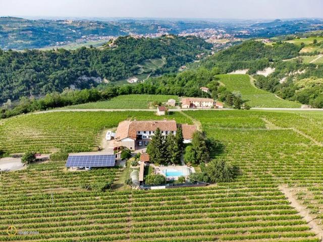 Monferrato – Cascinale con Agriturismo, ristorante, vigneti. 1500m² Canelli