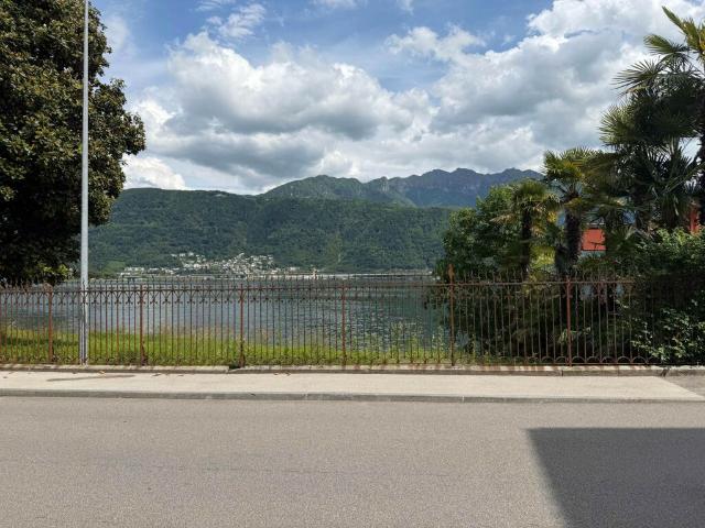 MONOLOCALE MODERNO FRONTE LAGO A MELIDE
