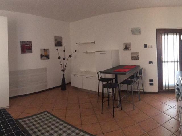Monolocale arredato, centralissimo al paese,servitissimo, lavatrice