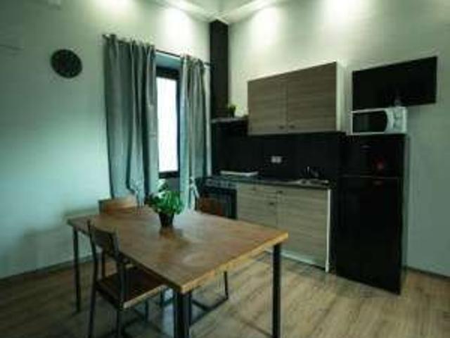 Monolocale arredato con terrazzo Centro