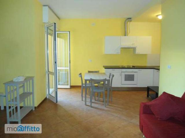Monolocale arredato con terrazzo Centro