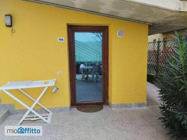 Monolocale arredato con terrazzo Centro