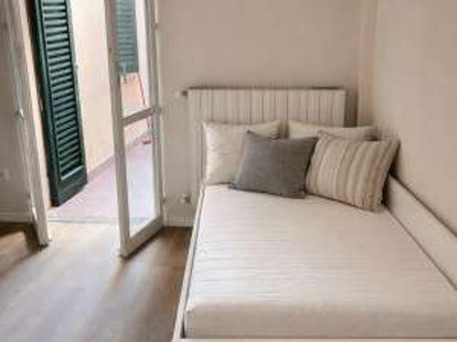 Monolocale arredato con terrazzo Centro