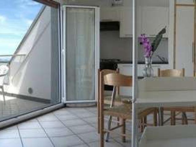 Monolocale arredato con terrazzo Centro