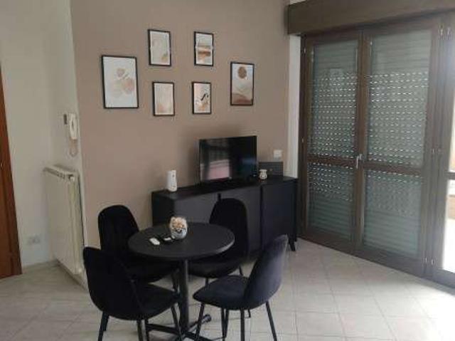 Monolocale arredato con terrazzo Centro