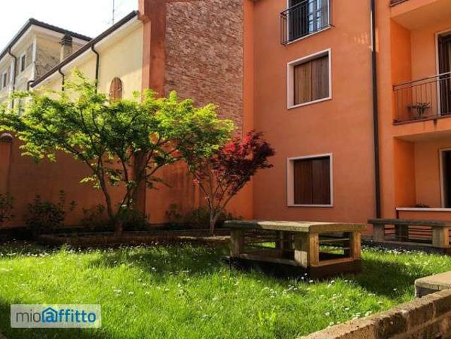 Monolocale arredato con terrazzo Centro