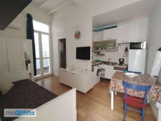Monolocale arredato con terrazzo Centro