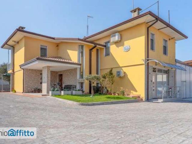 Monolocale arredato con terrazzo Centro
