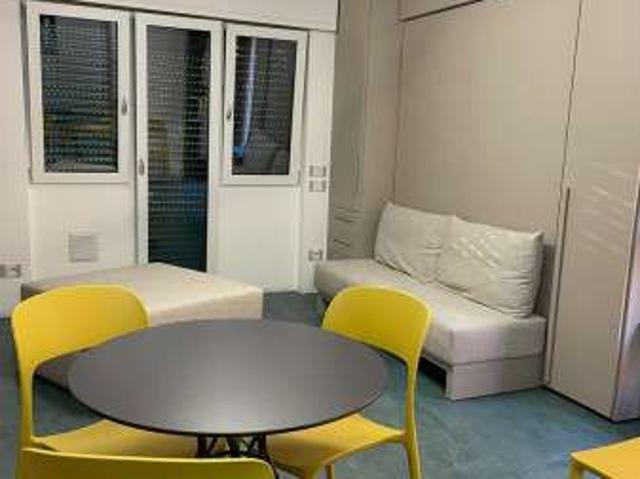 Monolocale arredato con terrazzo Centro