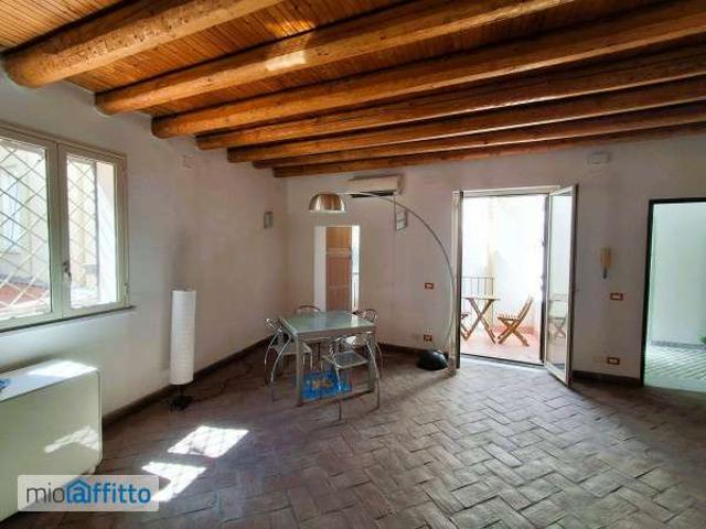 Monolocale arredato con terrazzo Centro storico