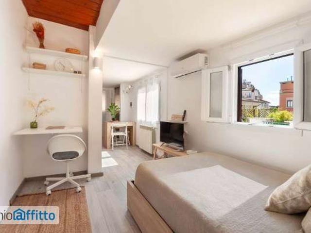 Monolocale arredato con terrazzo Roma