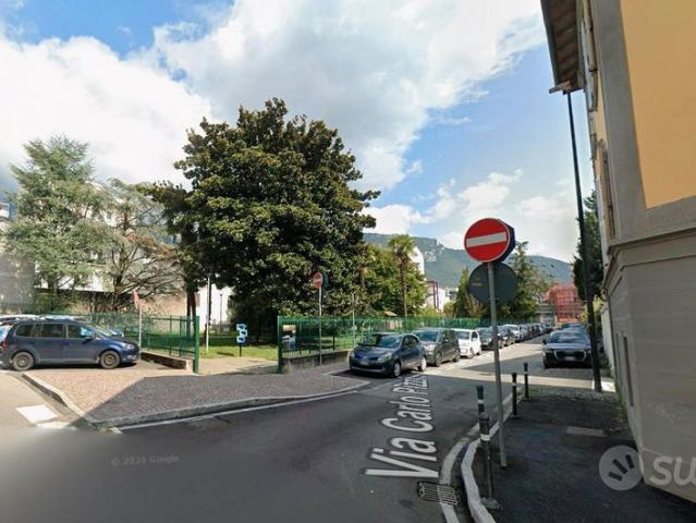Monolocale arredato con posto auto a Lecco