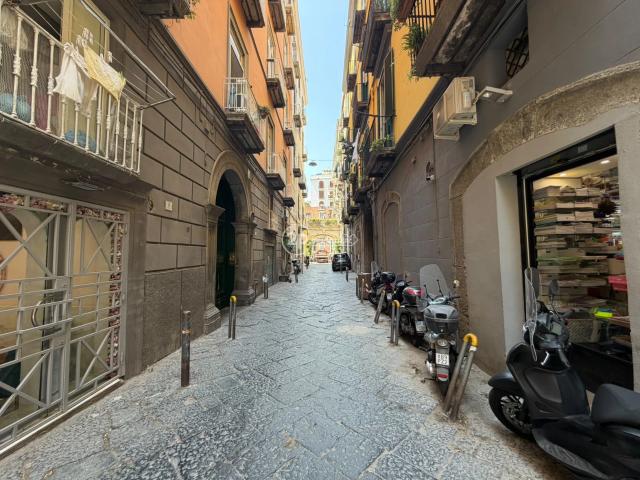 Monolocale arredato in locazione Chiaia