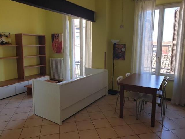 MONOLOCALE CON BALCONE