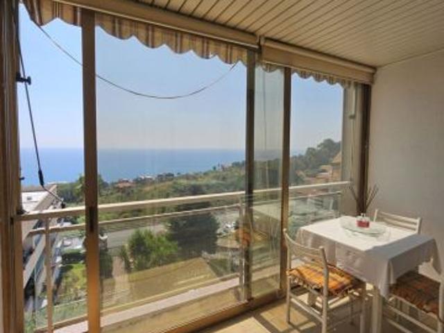 MONOLOCALE CON BOX DOPPIO E SPLENDIDA VISTA MARE