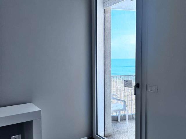 MONOLOCALE FRONTE MARE P.ZZA MANZONI 04.07 1.07