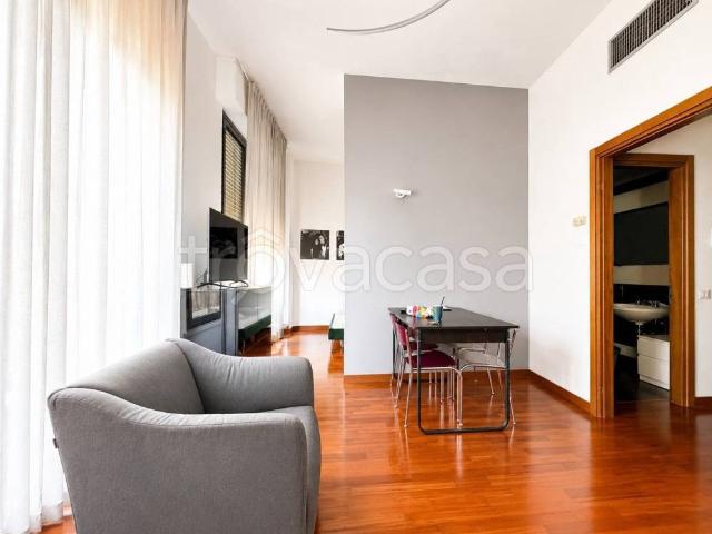 Monolocale in affitto a Milano, Lanza