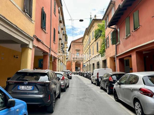 Monolocale in vendita a Bologna via San Petronio Vecchio, Santo Stefano