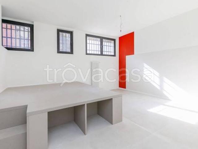 Monolocale in vendita a Milano via Negroli, 28, Argonne Corsica