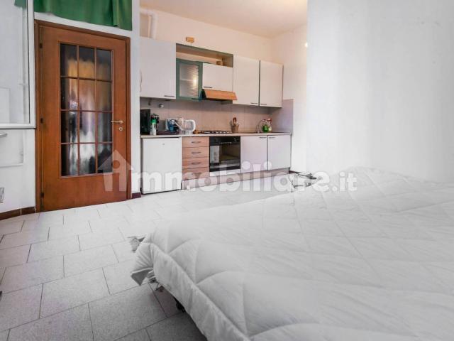 Monolocale via Carlo Farini 37, Isola, Milano