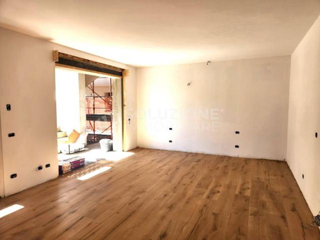 MONOLOCALI AL PIANO TERRA CON GIARDINETTO