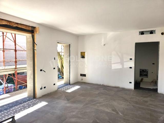 MONOLOCALI AL PRIMO PIANO CON BALCONE