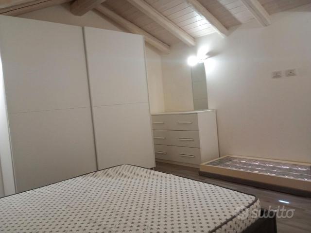 Monovano arredato in villa