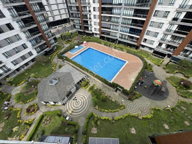 Monpark Sitesi'nde Geniş Balkonlu Havuz Manzaralı 2+1 Satılık