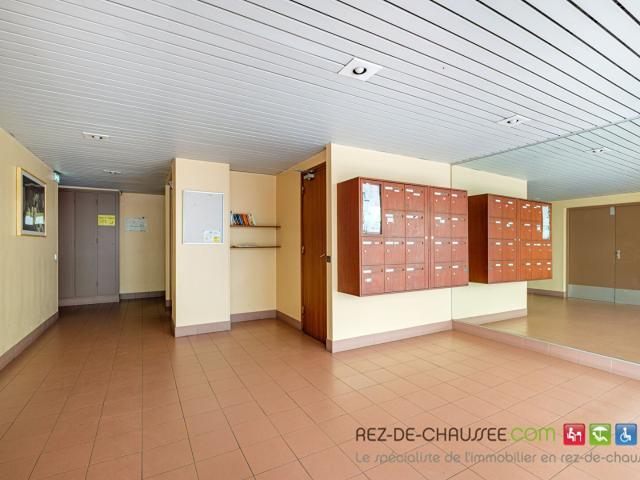 Monplaisir: Local professionnel de 93 m2 en Rez de Jardin