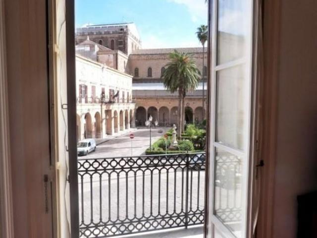 Monreale in piazza vista duomo