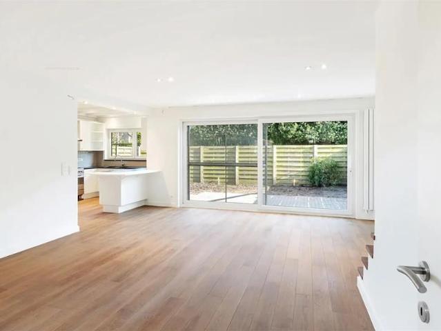 Mooi afgewerkte halfopen woning met 3 slaapkamers en een tuin