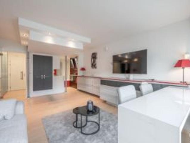 Mooi afgewerkte studio, gelegen in de Lippenslaan op wandel