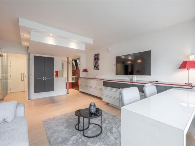 Mooi afgewerkte studio, gelegen in de Lippenslaan op wandelafstand van de zeedijk met terras