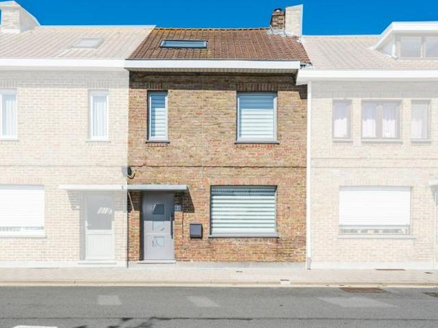 Mooi afgewerkte rijwoning met tuin en garage in Veurne