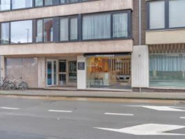 Mooi en zeer goed gelegen handelszaak met studio te Deinze