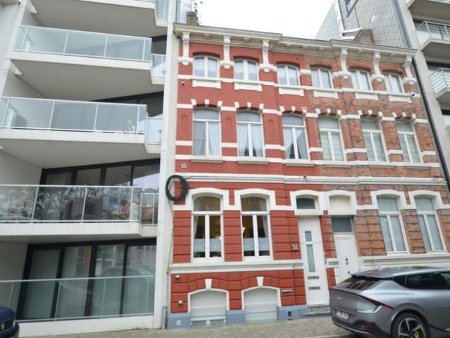 Mooi gelegen goed onderhouden herenhuis met garage