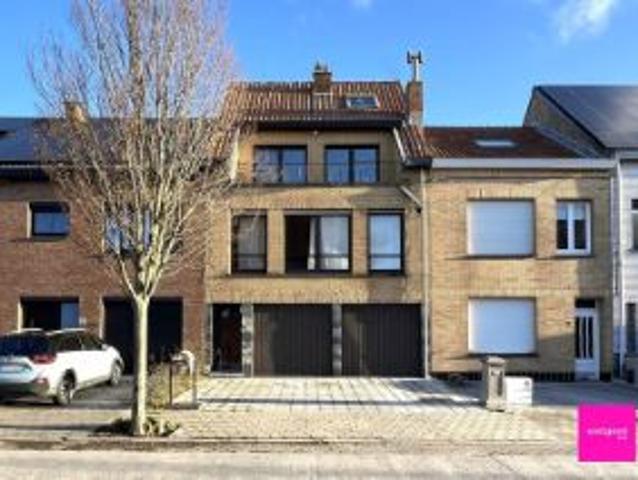 Mooi gelegen eengezinswoning met dubbele garage, te Maria.
