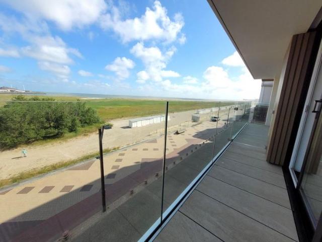Mooi gerenoveerd appartement met terras, op de zeedijk te.