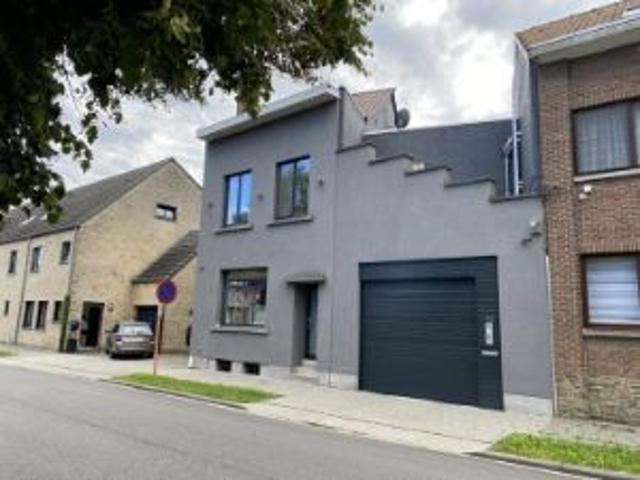 Mooi gerenoveerd gebouw bestaande uit een magazijn en woning