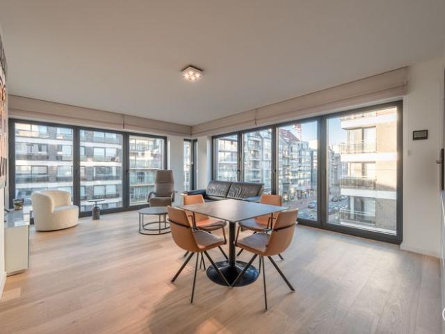 Mooi gerenoveerd HOEKappartement met 3 slaapkamers centraal