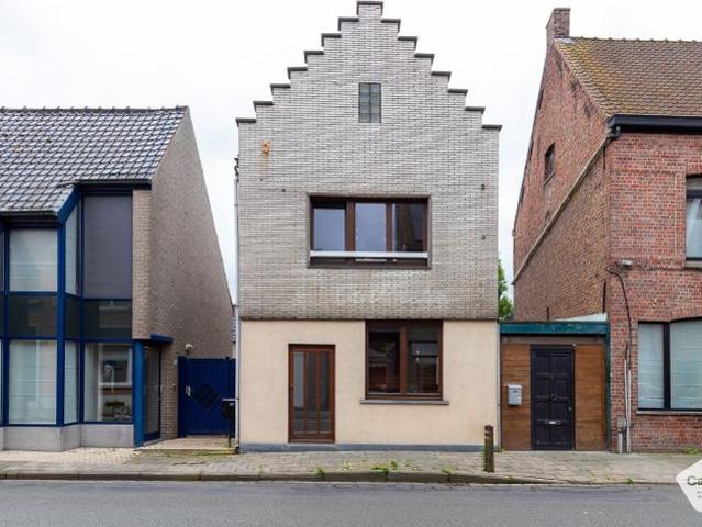 MOOIE VEELZIJDIGE VRIJSTAANDE WONING MET 4 SLAAPKAMERS en.