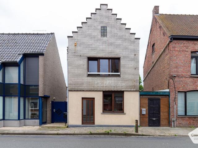 MOOIE VEELZIJDIGE VRIJSTAANDE WONING MET 4 SLAAPKAMERS en LOODS in het centrum van Ruddervoorde