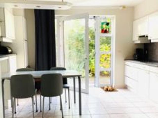 Mooie, zeer ruime serviceflat met twee slaapkamers en terras