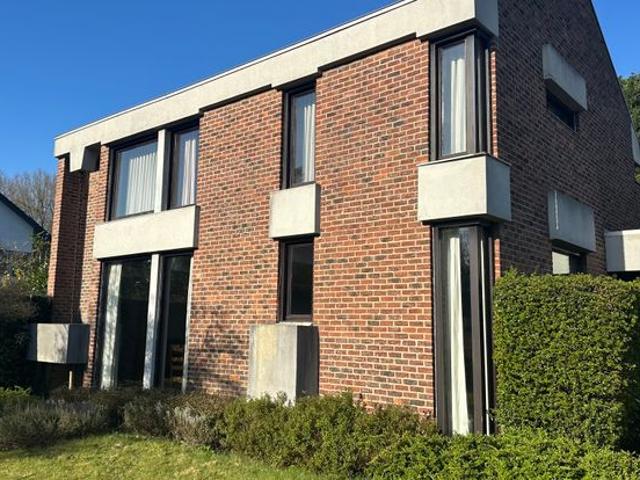 Mooie driegevelwoning in groene omgeving en rustige straat