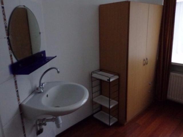 Mooie, nette, kamer met eigen wastafel